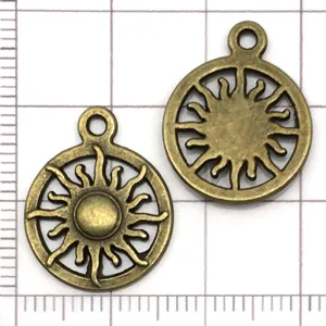 Antiek brons zon metalen bedel hanger voor DIY sieraden maken, gedetailleerde close-up opname.