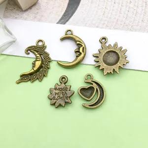 Gedetailleerd overzicht van antieke bronskleurige zon- en maanbedels voor DIY sieraden.