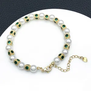 Nahaufnahme Detail von vergoldeten grünen Zirkonia quadratischen Perlen und Armband Schmuck.