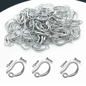 Detailansicht silberner Metall DIY Ohrhaken Schmuckzubehör mit Maßen 15mm und 8mm groß.