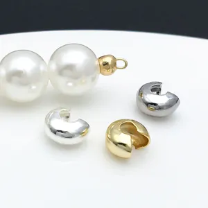 Vista de detalle de accesorios de joyería DIY de hebilla en C de media luna chapada en oro.