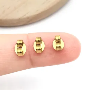 Goldfarbene Edelstahl Schmetterling Ohrringverschlüsse für DIY Schmuckherstellung, Fingeransicht.