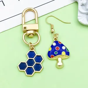 Ensemble porte-clés en alliage doré émaillé nid d'abeille et boucles d'oreilles champignon.