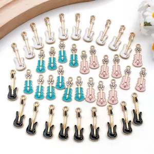 Buntier Legierung Gitarre Bass Anhänger Charms für DIY Armband Halskette Schmuck Zubehör.