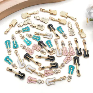 Detailansicht bunter Emaile-Legierung Gitarre Bass Anhänger, ideal für DIY handgemachten Schmuck.