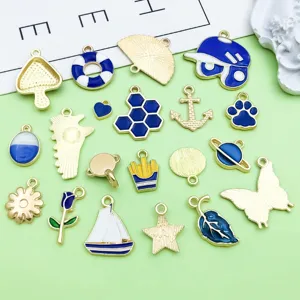 Vue détaillée de divers breloques et pendentifs en alliage émaillé bleu pour bijoux.