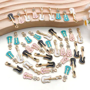 Nahaufnahme von bunten Öltropfen-Legierung Gitarre Geige Anhänger DIY Schmuck Basteln Detail