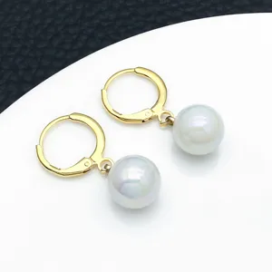 Orecchini pendenti dorati con eleganti perle bianche perfetti per ogni occasione.