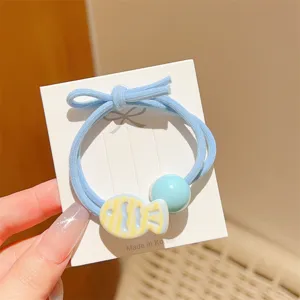 Zoete snoepkleur haar elastiek met schattige gestreepte vis hanger en blauwe kralen voor meisjes