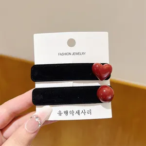 Minimalistische rode fluwelen haarspelden voor dames, stijlvolle haaraccessoires.