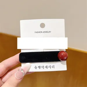 Zwarte fluwelen haarspeld met rode ronde parel voor dagelijkse haarstyling accessoires.