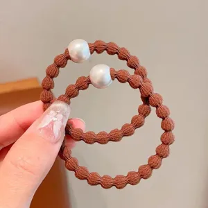 Elegante bruine parel haarband met hoge elasticiteit, duurzaam en stijlvol voor paardenstaarten.