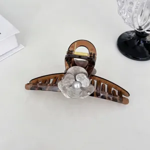 Pinza de pelo carey retro con elegante flor de camelia y detalle de perla para uso diario.