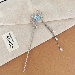 Gedetailleerde close-up van een zilveren haarspeld met strass bloemen en parels.