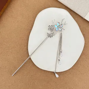 Delicate zilveren haarspeld met bloemstrass en parelkwastjes voor traditionele Hanfu styling.