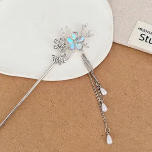 Detailopname van de elegante zilveren haarspeld in Chinese stijl met parels en strass-steentjes.