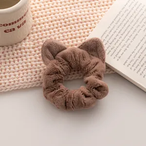 Coletero de felpa marrón estilo coreano orejas de gato cuerda de pelo suave para mujeres y niñas.