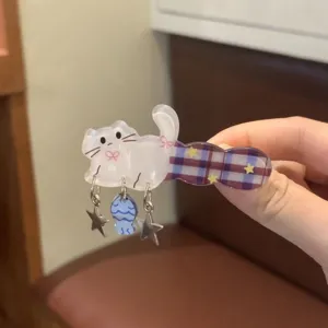 Schattige acryl kat haarspeld met hangende vis en ster bedels, geruite haarclip voor aan de zijkant.