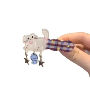 Schattige kat acryl haarspeld met ruitjespatroon en hangende vishanger voor dames.