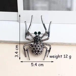 Gros plan détaillé de la broche araignée en strass noir créative montrant sa taille et texture.