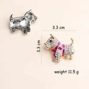 Detailansicht von Vorder und Rückseite der Strass Hund Brosche mit Maßen und Gewicht