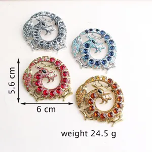 Detailansicht der Vintage Strass Drachen Brosche mit bunten Kristallen und glänzender Legierung.