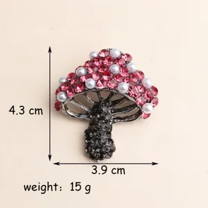 Detailopname van een paddestoel kristal broche, strass design en fijne textuur.