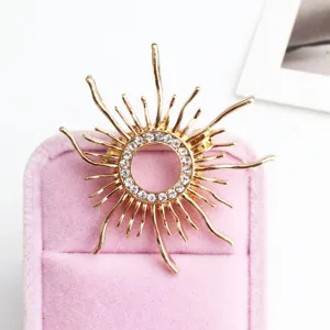 Spilla sole oro vintage minimalista strass fermaglio colletto abito vista dettaglio
