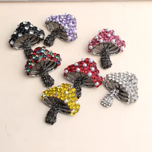 Prachtige champignon legering strass broche, modieuze kleding jas accessoire speld.