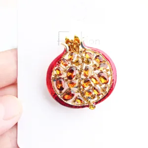 Splendida spilla a forma di melograno con smalto rosso e strass brillanti per il cappotto.