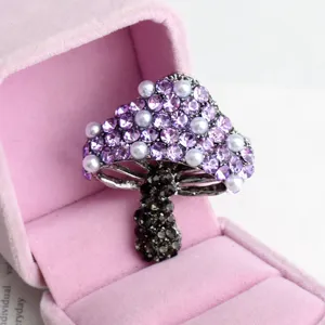 Prachtige paarse kristallen strass paddestoel broche speld, elegante mode jas accessoire.