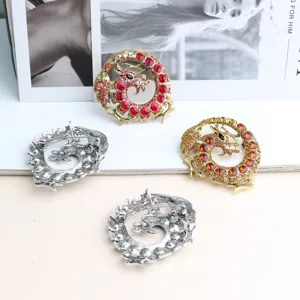 Detailansicht der Vintage Strass Drachen Brosche mit funkelnden Kristallen und Metallnadel.