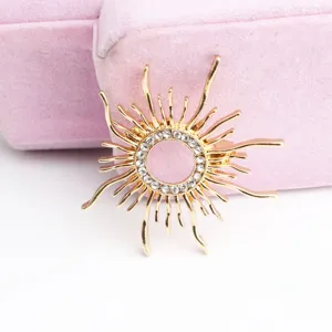 Spilla sole dorata vintage con strass scintillanti elegante accessorio per abito