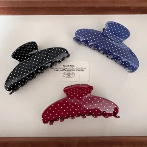 Retro polkadot acetaat haarclip elegante haarklem voor vrouwen haarstyling detail