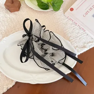 Λεπτομερής όψη κλιπ μαλλιών με πουά φιόγκο, σιφόν σχέδιο με βολάν για γλυκό στυλ.