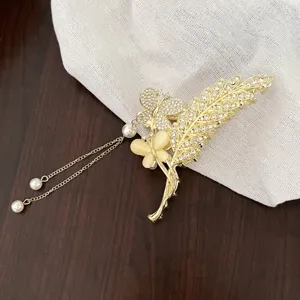 Pince à cheveux en métal avec design de blé et fleurs, strass, perles et glands élégants pour femmes.