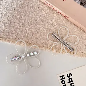 Detalle de pinzas para el cabello de perlas y strass con acabado de cuentas brillante y elegante.