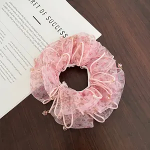Coletero coreano de malla con estampado floral rosa y dijes de cristal, elegante.