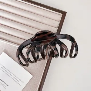 Détail de grande pince à cheveux motif léopard, pince griffe creuse élégante pour coiffure épaisse.