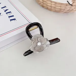 Retro camelia perla pinza de pelo grande pinza de tiburón para un estilo diario elegante.
