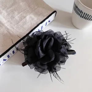 Élégante pince à cheveux fleur de plume noire pour femmes, accessoire élégant pour coiffure chic.