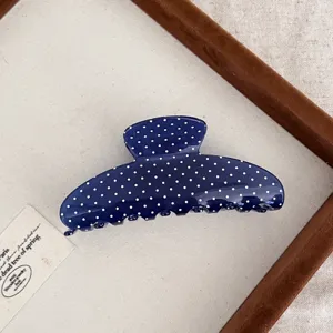 Retro polkadot acetaat haarklem, prachtig blauw ontwerp voor een stijlvolle kapsel.