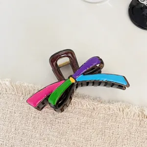 Pince à cheveux nœud colorée vue détaillée, design colorblock dopamine vif pour coiffures.