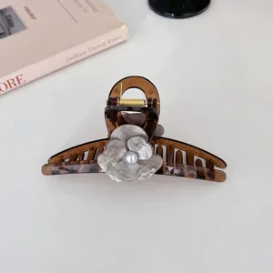 Pinza de pelo retro grande con camelia elegante y perla central para detalle elegante.
