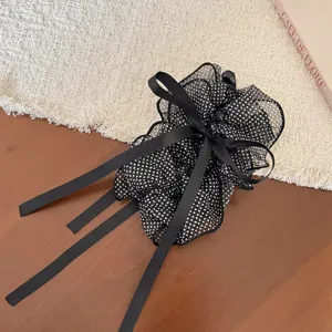 Κομψό μαύρο κλιπ μαλλιών με πουά τούλινο φιόγκο και μακριές κορδέλες για κομψά χτενίσματα