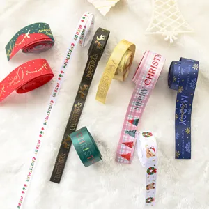 Set di nastri natalizi decorativi con renne e fiocchi di neve per confezioni regalo.