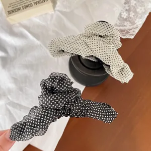 Pince à cheveux à pois style français, élégant accessoire en mousseline pour femmes chic.