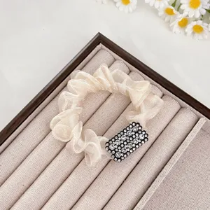 Vue détaillée d'élastique à cheveux élégant en organza strass pour coiffure queue de cheval