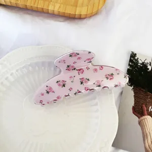 Pince à cheveux florale rose chic, pince requin élégante en acétate pour le quotidien.