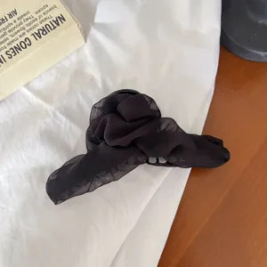 Pince à cheveux rose en mousseline noire style français, grand accessoire élégant pour chignon.